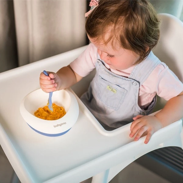 BabyOno, miseczka z przyssawką i łyżeczką, niebieska, po 6 miesiącu życia, 1077/04, 1 zestaw 2